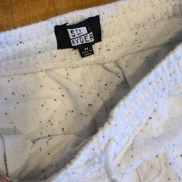 Volcom sweats & shorts bundle - Picture 9 of 9